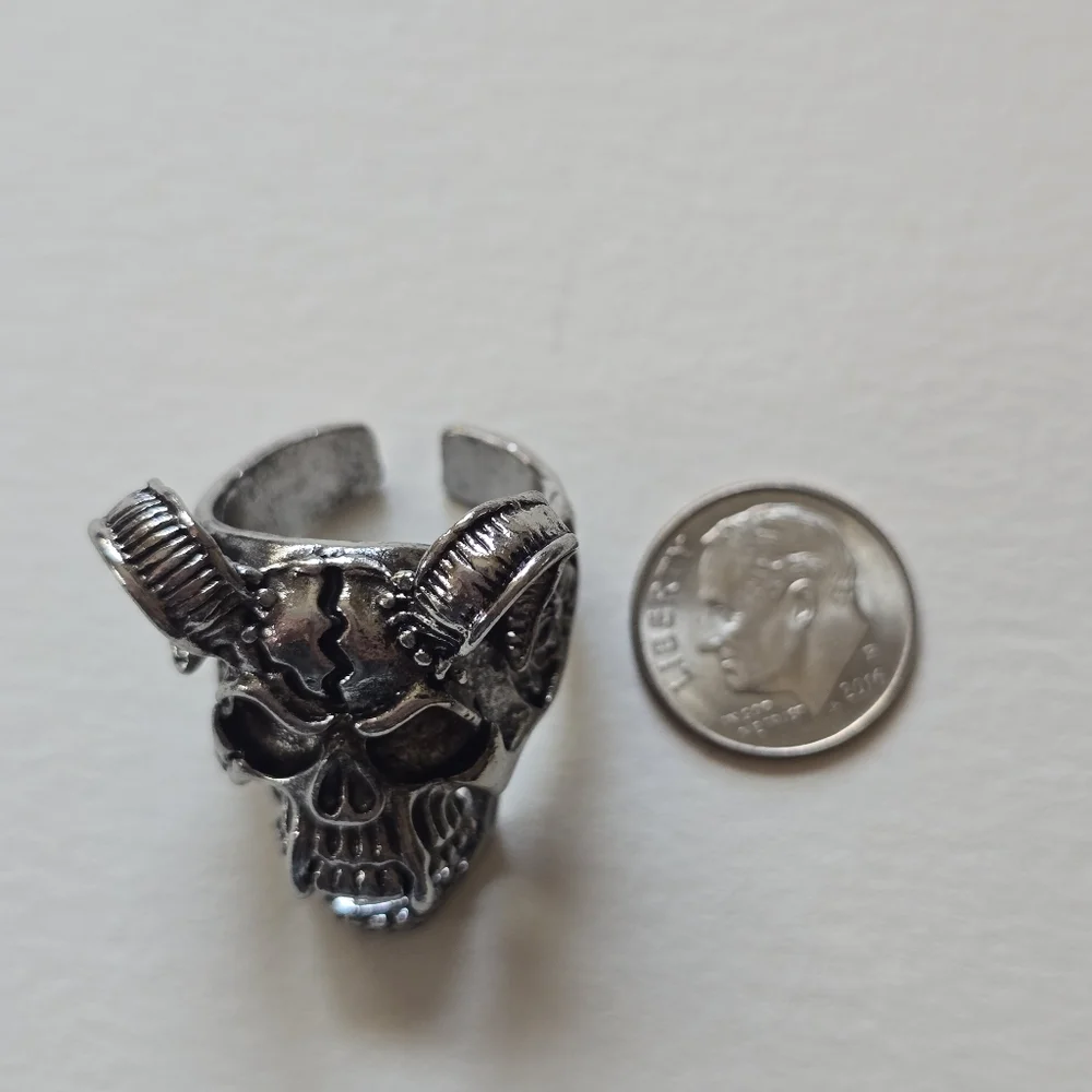 Silver Skull Horned Ring  Size 8